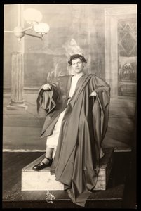 Julius Caesar（银色明胶印刷）业余制作的Julius Caesar服装的年轻演员